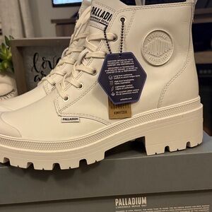 #133 Palladium Women's 9 white Combat Boots NWTWB organic shock 2 combat boots